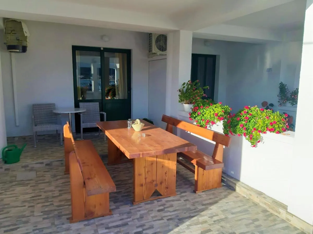 Guesthouse Raffaello Kampor Casa de hóspedes